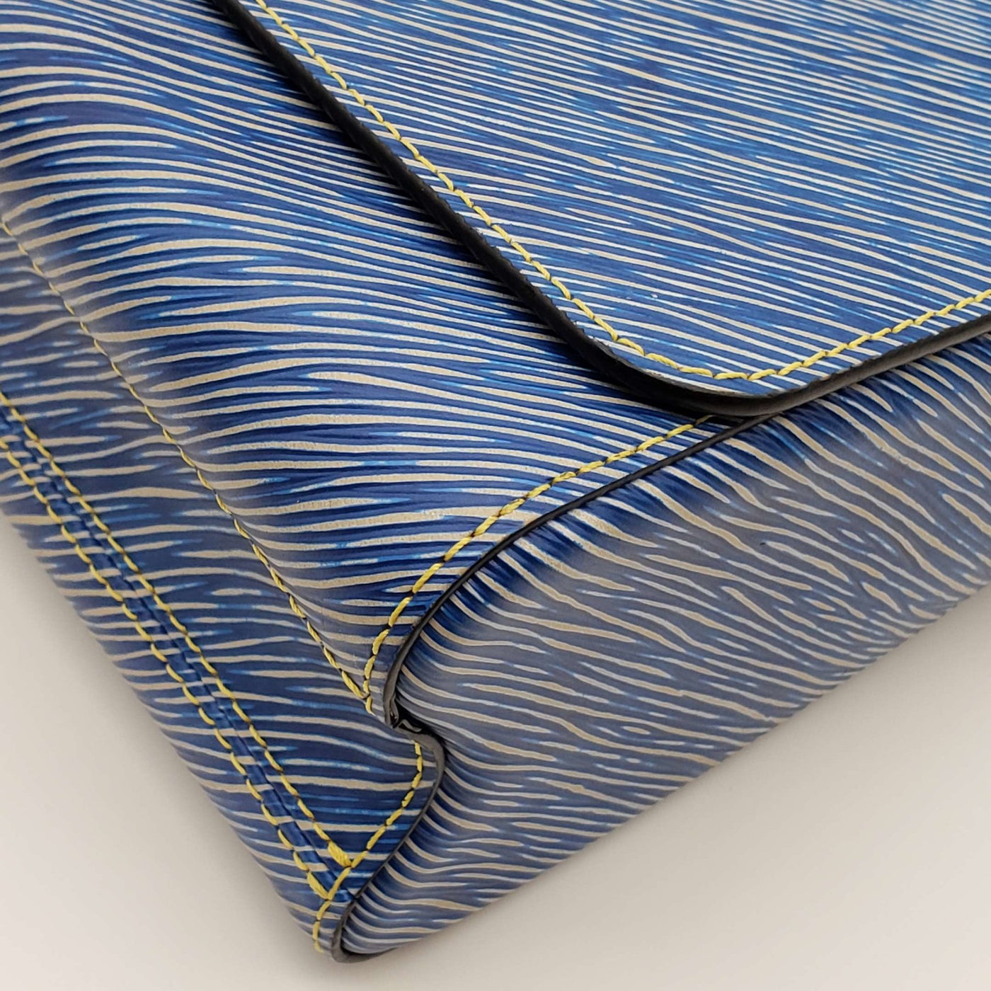 Louis Vuitton Twist MM Blue Denim Epi Leather Shoulder Bag – Luxury Cheaper